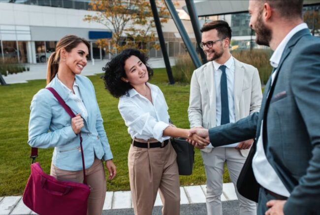 Почему мы запоминаем лица, но забываем имена людей. Фото.