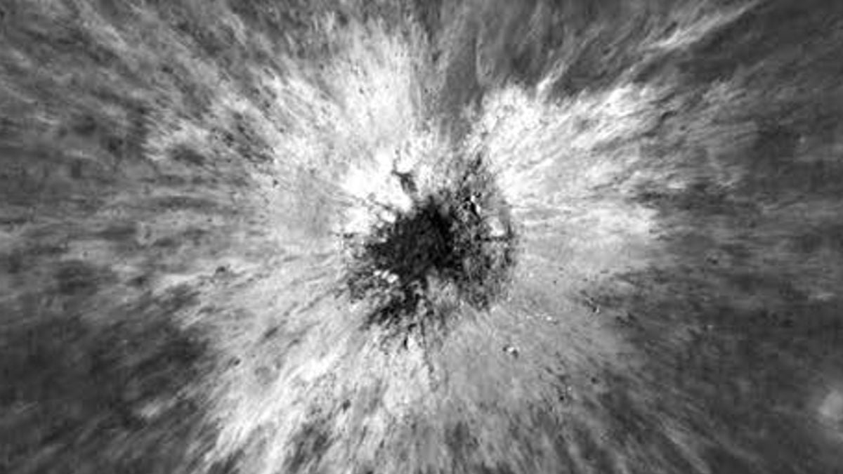 Новый кратер на Луне с яркими лучами выброшенного грунта — вид с орбиты аппарата LRO