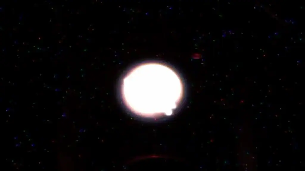 Инженер проводит стандартный тест на горючесть материала в лаборатории NASA. Фото.