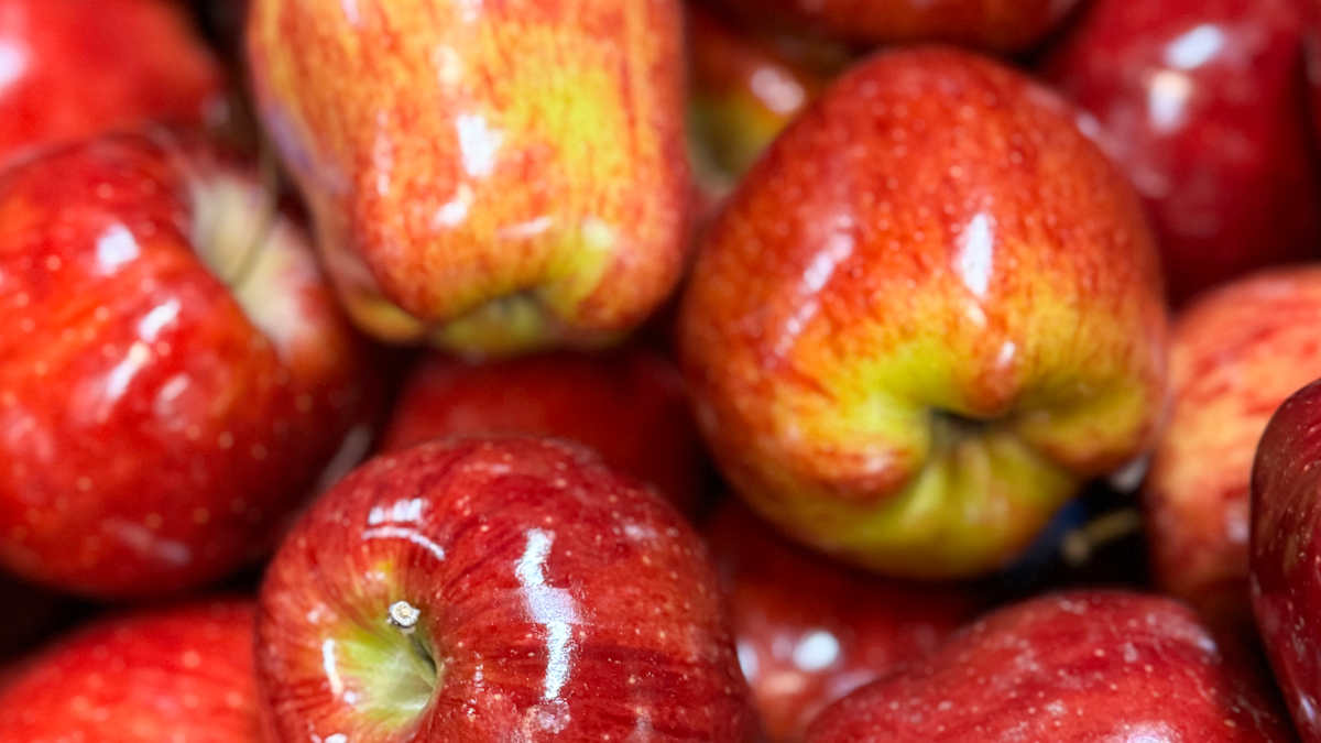 Перед отправкой в магазин, почти все яблоки проходят обработку. Источник изображения: mentalfloss.com. Фото.