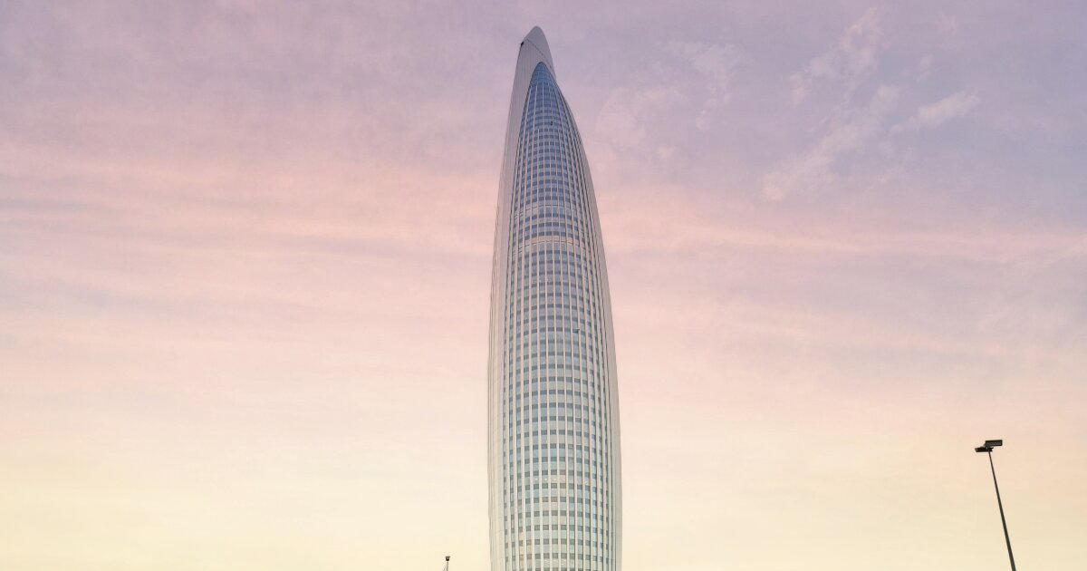 Башня Мухаммеда VI сделана в виде ракеты Сатурн-5. Фото.