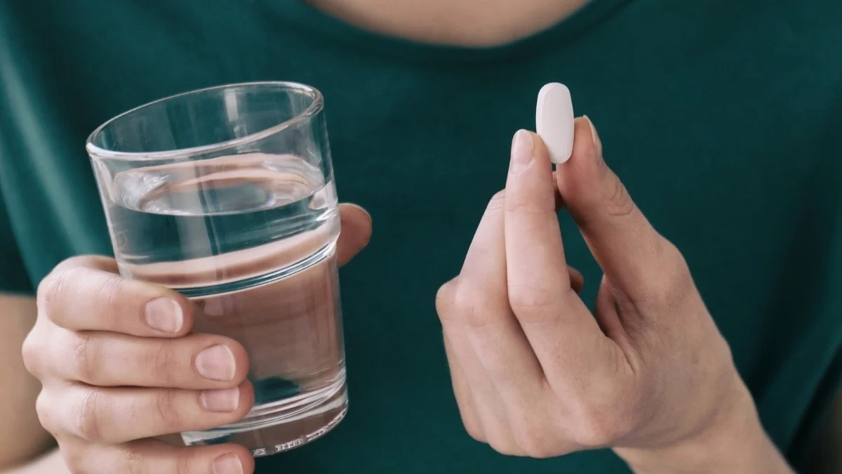 Таблетки можно принимать независимо от приема пищи и воды. Фото.