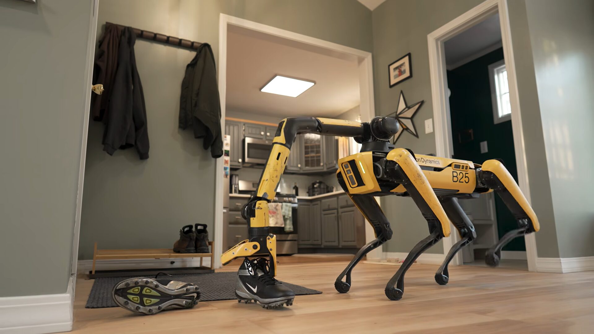 Робот Spot от Boston Dynamics убирается, следуя инструкциям, написанным на доске. Фото.