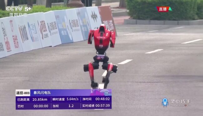 Робот пробежал полумарафон и сделал это быстрее человека. Фото.