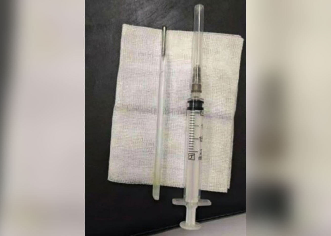 Извлеченный из мужчины градусник. Источник изображения: dexerto.com. Фото.