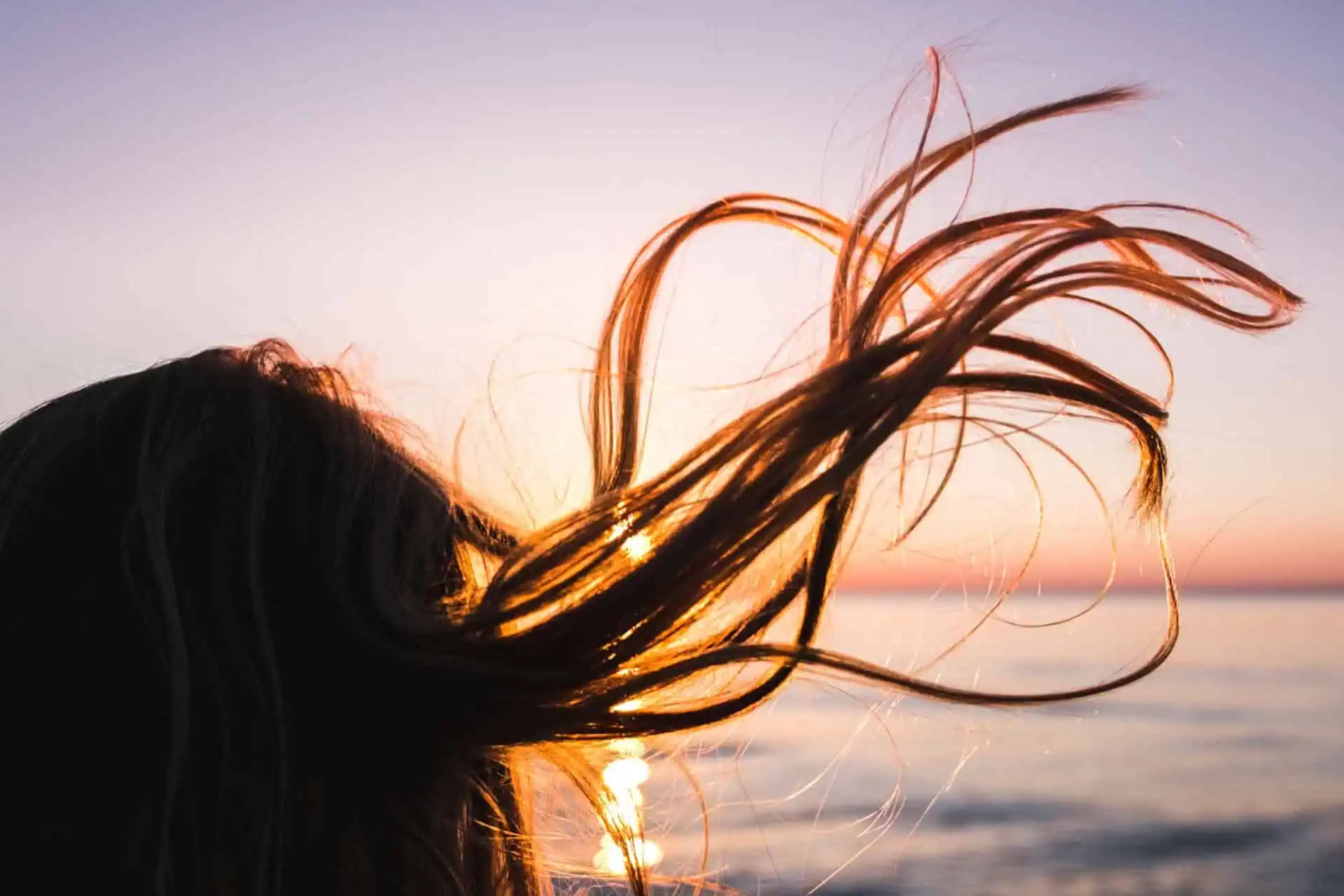 Мы думали, волосы растут потому, что клетки у корней делятся и выталкивают их вверх, как зубную пасту из тюбика. Но это не так. Источник изображения: zmescience.com. Фото.