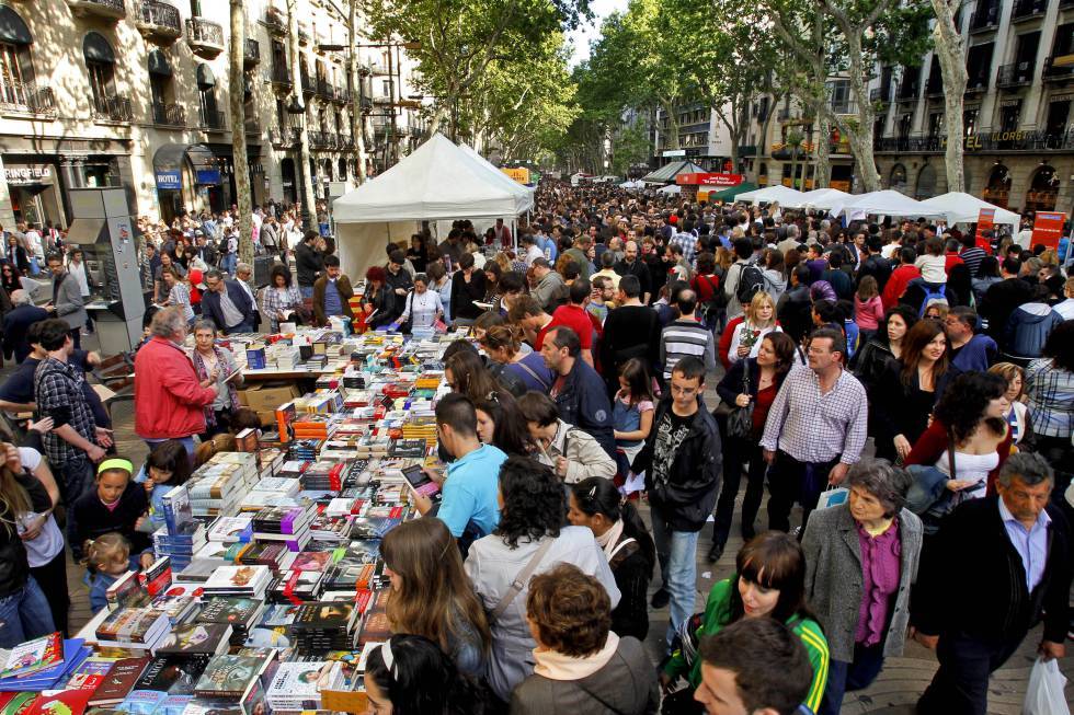 Улицы Барселоны в День святого Георгия заполняются лотками с книгами и розами. Источник изображения: barcamania.com. Фото.