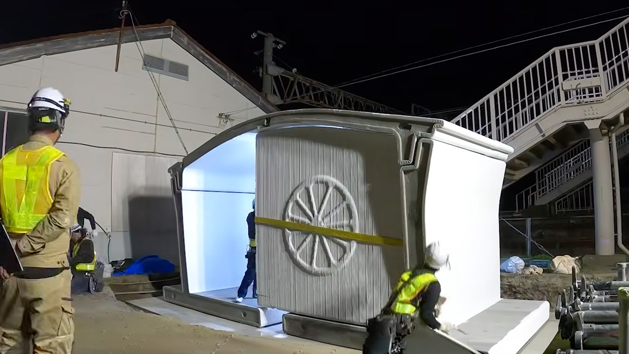 Ночная сборка станции. Декоративный элемент, который вы видите на здании, это мандарин (один из символов символы региона Арида). Фото.