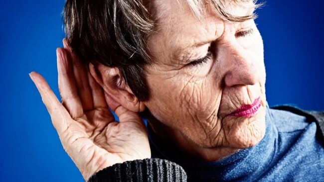 Если закрыть глаза, слух становится лучше? Разбор популярного мифа. Фото.