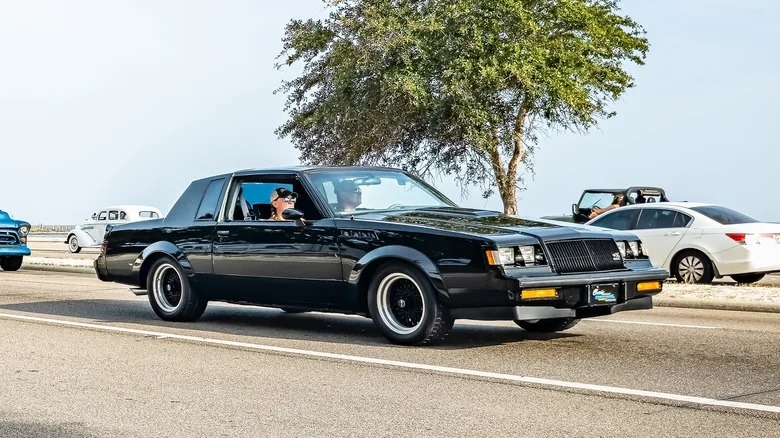 Buick Grand National GNX — полностью чёрный масл-кар 1987 года, который обгонял суперкары своего времени. Фото.