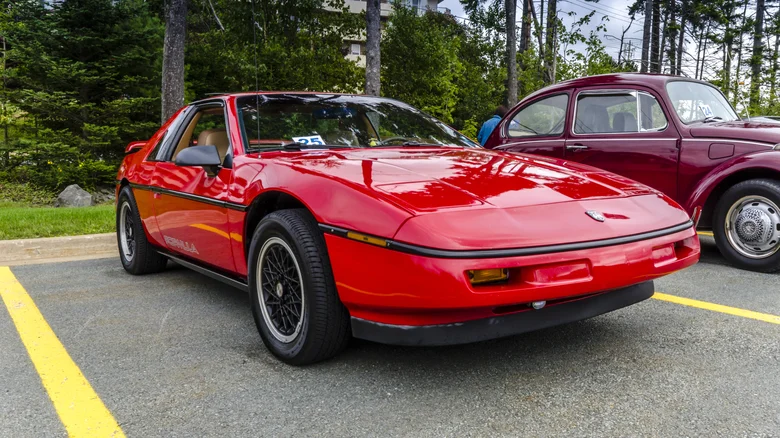 Pontiac Fiero — среднемоторный спорткар 80-х, который получил вторую жизнь у молодых коллекционеров. Фото.