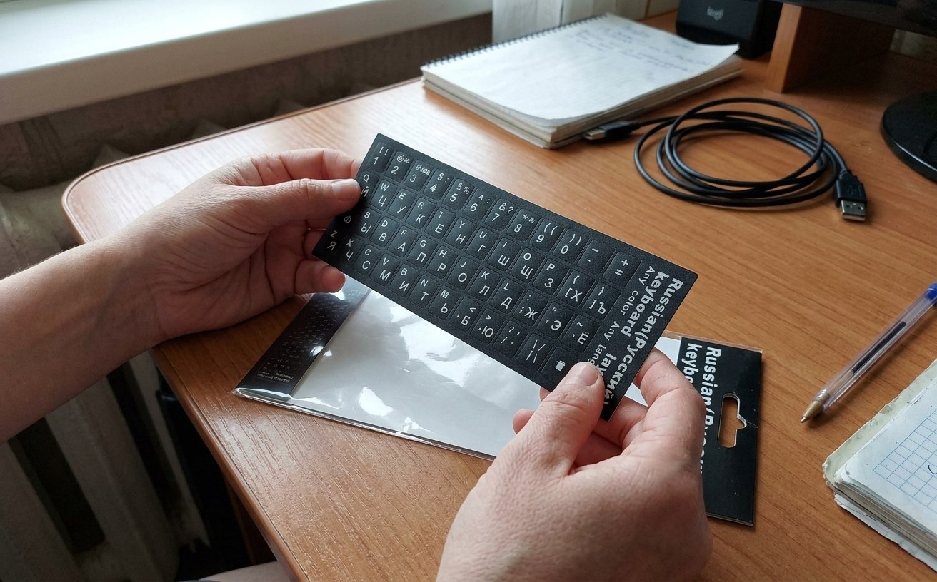 Если человек недавно купил MacBook и мучается без русских букв — вот готовое решение. Фото.