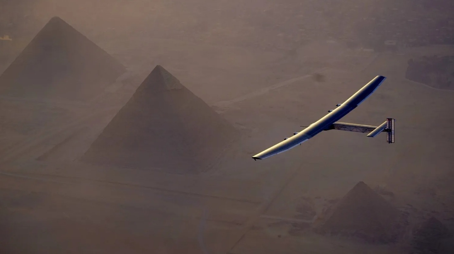 В 2016 году космический аппарат Solar Impulse 2 совершил кругосветное путешествие вокруг планеты, в том числе пролетел над пирамидами Гизы. Фото.