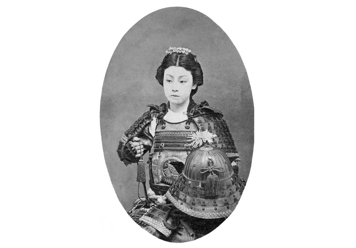 Фотография 1870 года, на которой актриса в доспехах изображена в образе женщины-самурая. Фото.