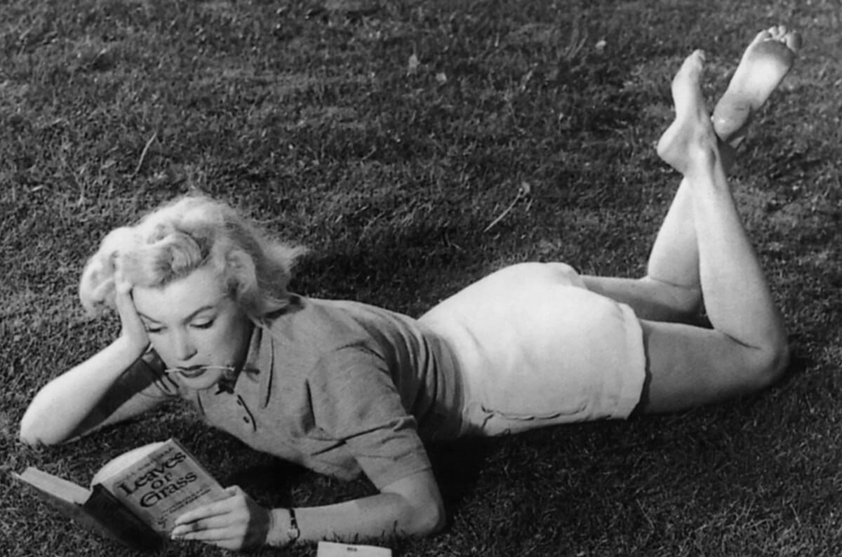 Дэйв Чичеро, Мэрилин Монро читает «Листья травы», 1951 год. Фото.
