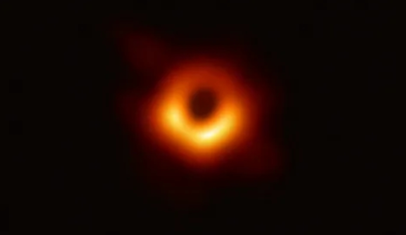 Первая фотография черной дыры, сделанная в 2019 году. Источник изображения: NASA. Фото.