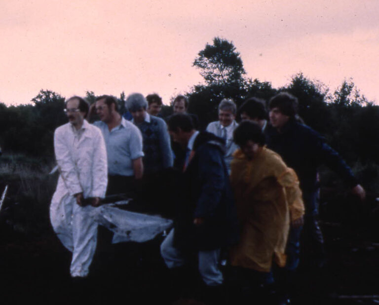 Рабочие извлекают останки Линдоуского человека из Линдоу-Мосс, 1984 год. Фото.