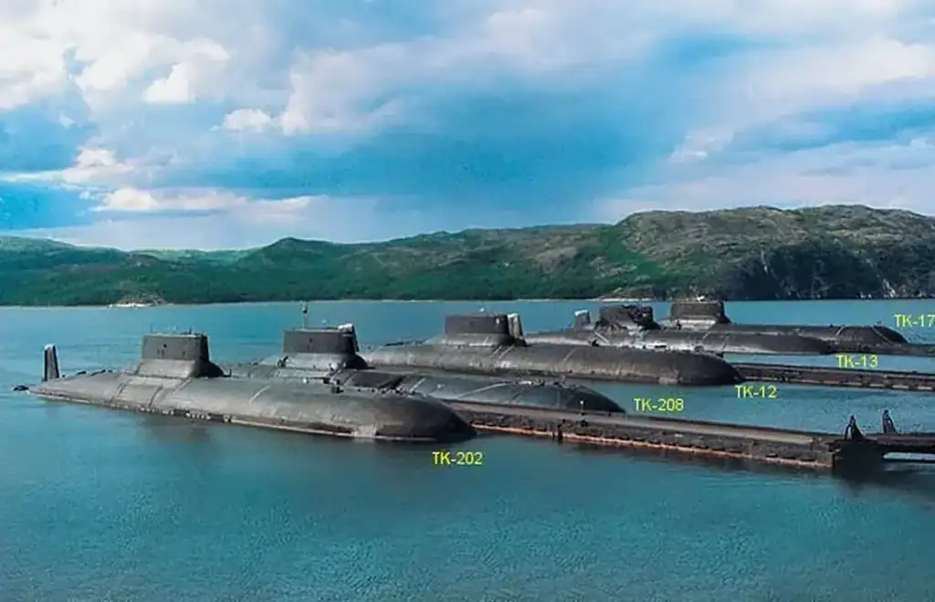 5 подводных лодок проекта 941 «Акула» в Западной Лице, Лицко-фьорд, Кольский полуостров. Фото.