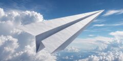 Студенты сложили бумажный самолет размером с дом — и он полетел. Студенты сложили бумажный самолет размером с дом — и он полетел. Фото.