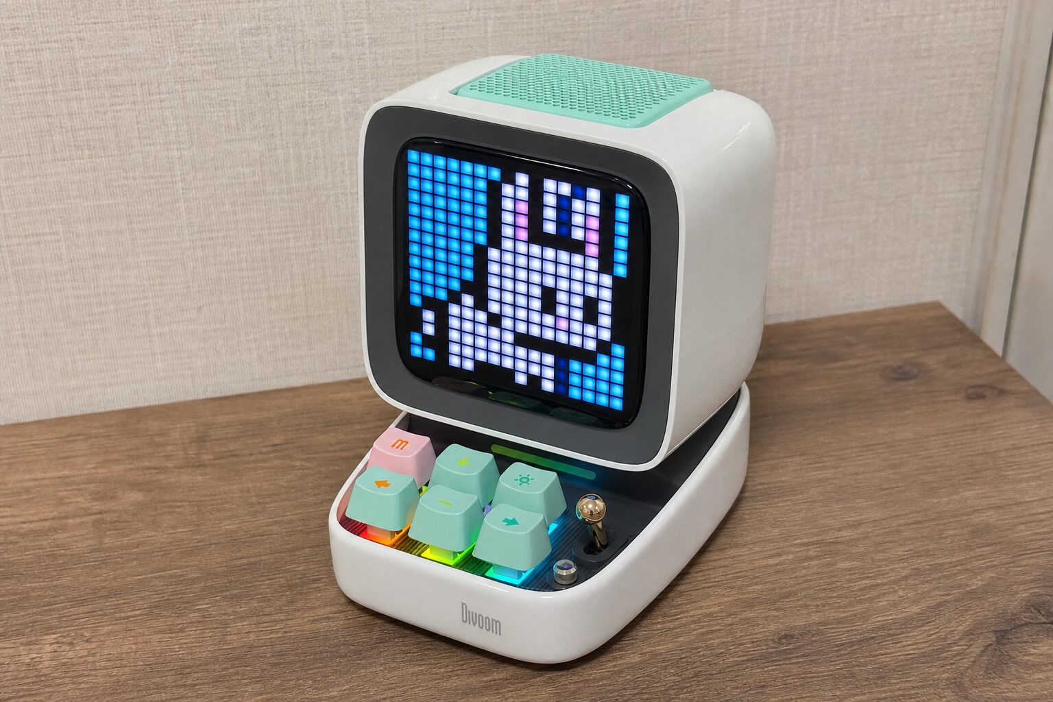Похожа на Macintosh из восьмидесятых, только с пиксельной анимацией на экране. Фото.