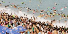 Самый переполненный пляж в мире: 200 000 человек на полутора километрах песка. Фото.