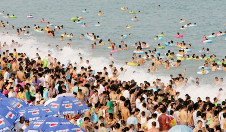 Самый переполненный пляж в мире: 200 000 человек на полутора километрах песка. Фото.
