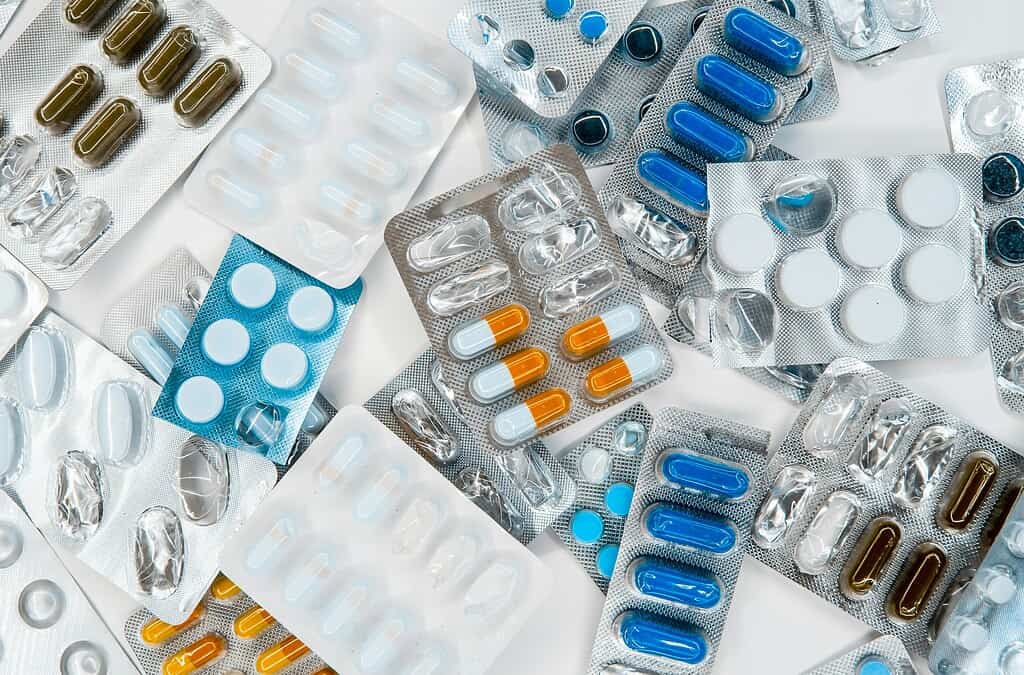 В индустрии пищевых добавок много маркетинга. Но если у вас есть веская причина принимать добавки, время их приема (и это не про стрелки на часах) иногда может влиять на усвоение. Фото.