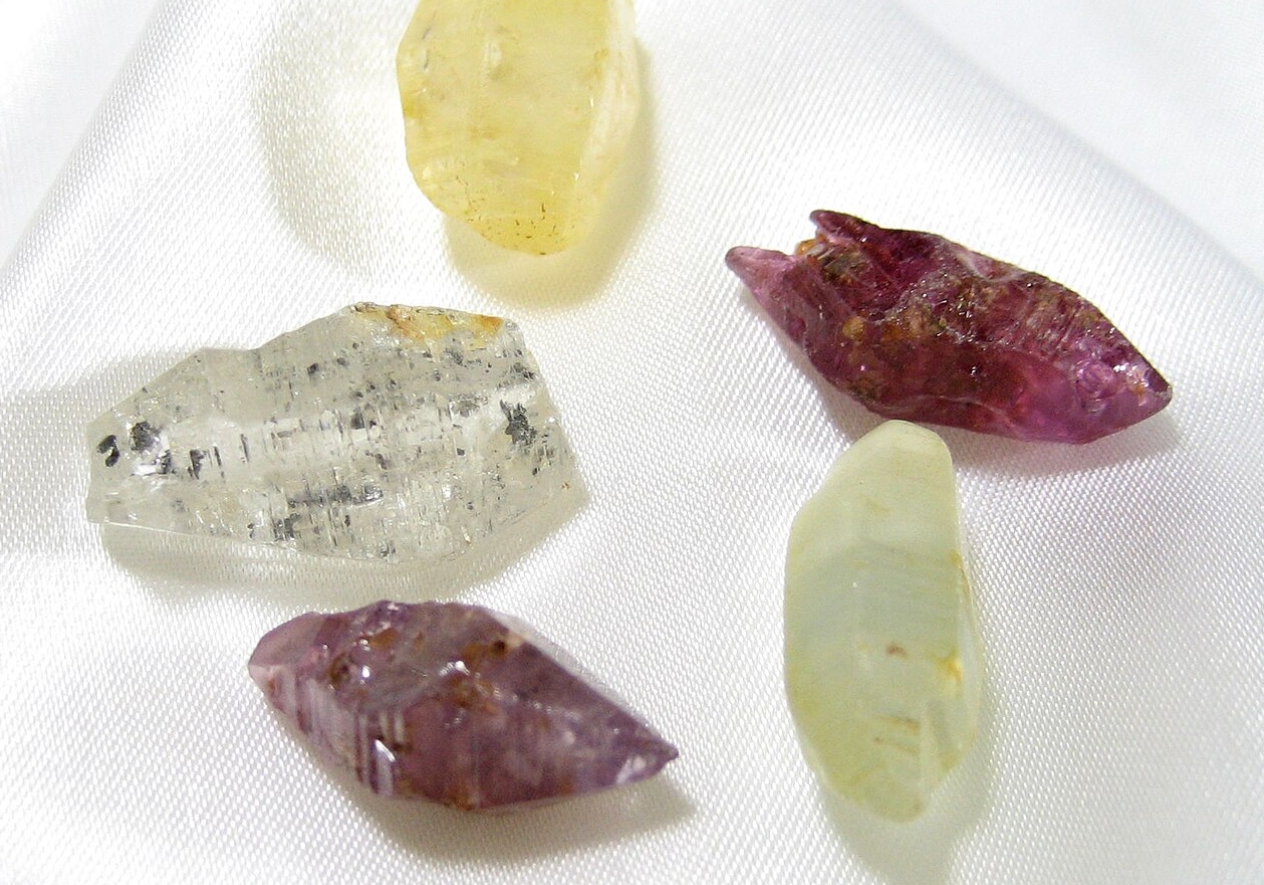 Различные кристаллы корунда. Источник изображения: wikipedia.org. Фото.