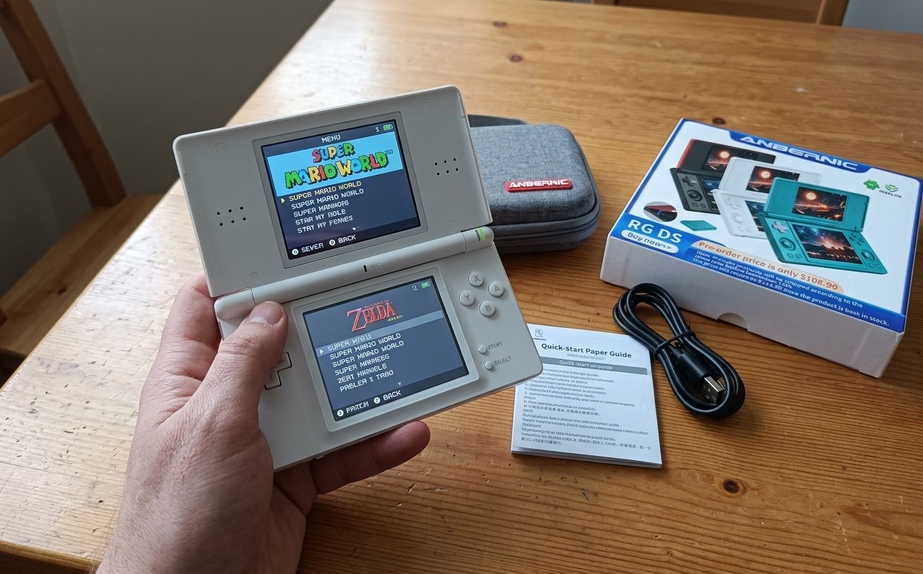 Два экрана, как у Nintendo DS, только игр внутри — на годы вперёд. Фото.
