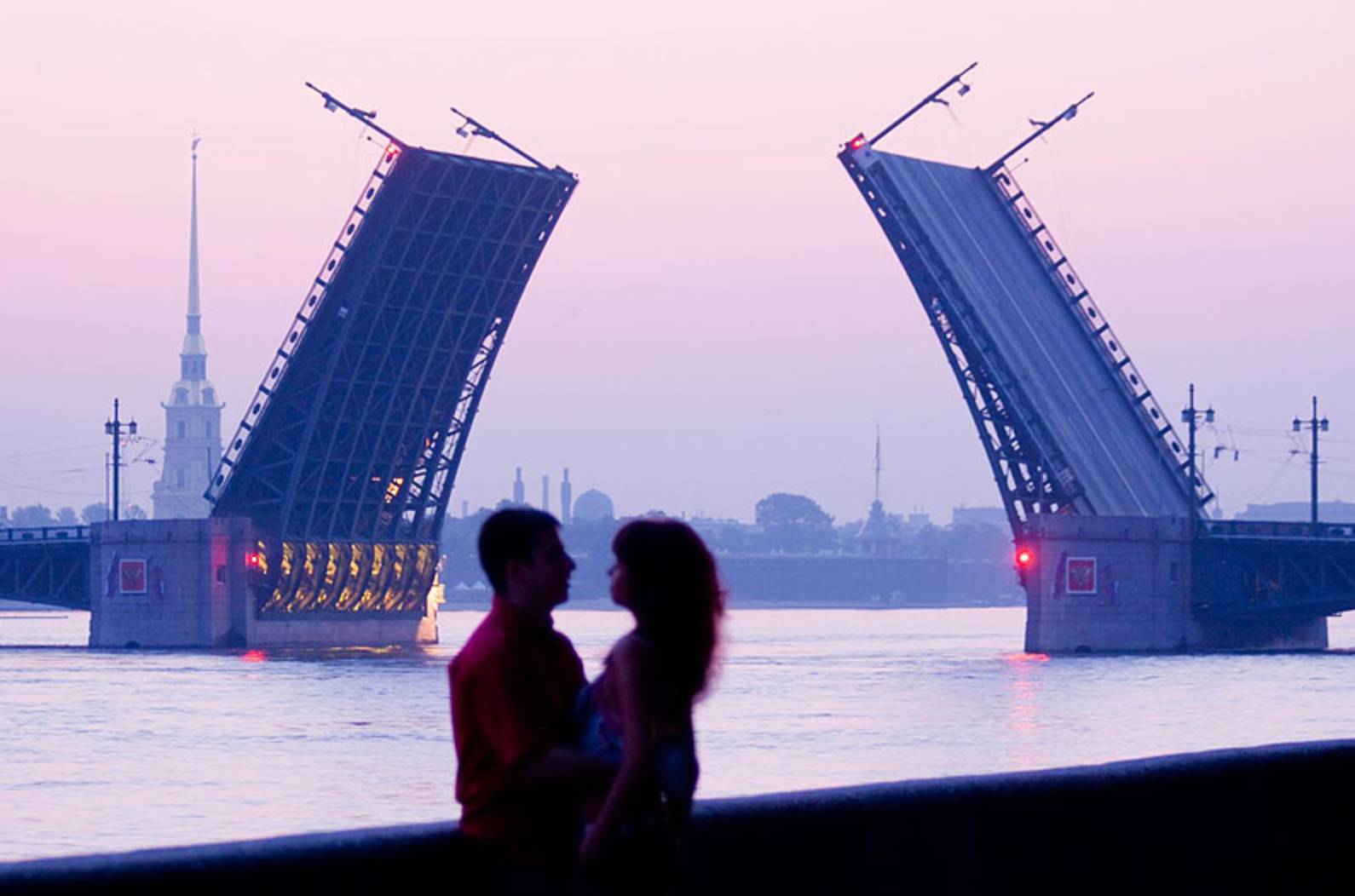 Дворцовый мост во время белых ночей, Санкт-Петербург, Россия. Фото.