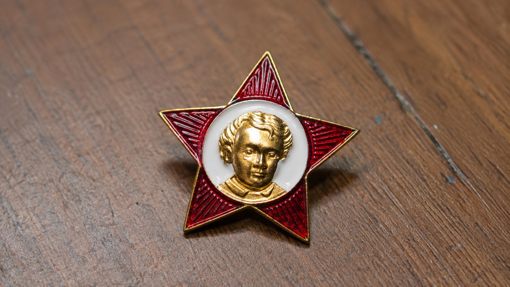 Советский значок октябренка. Фото.