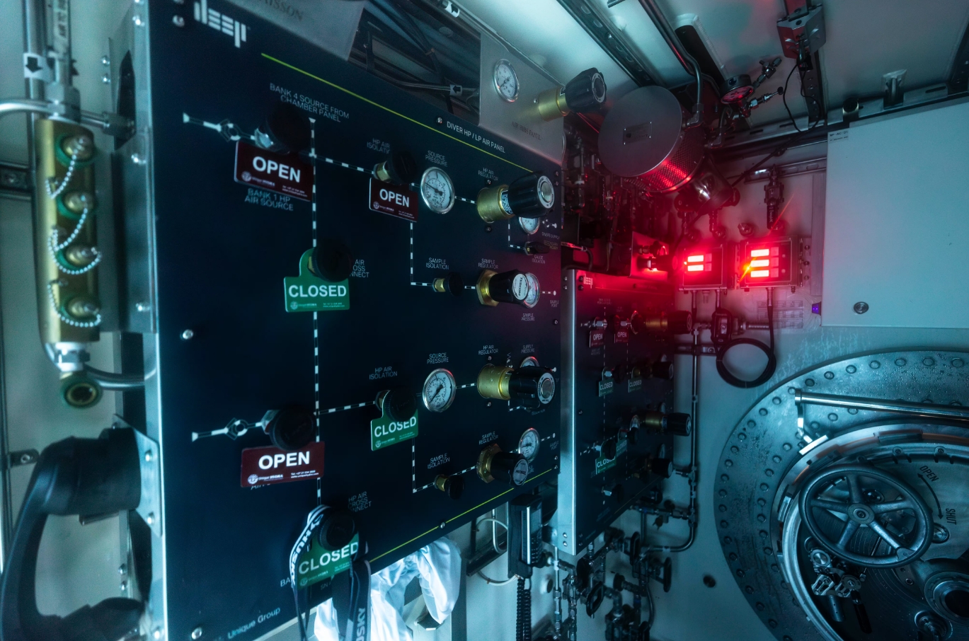 Консоль управления подводной лабораторией. источник изображения: deep.com. Фото.