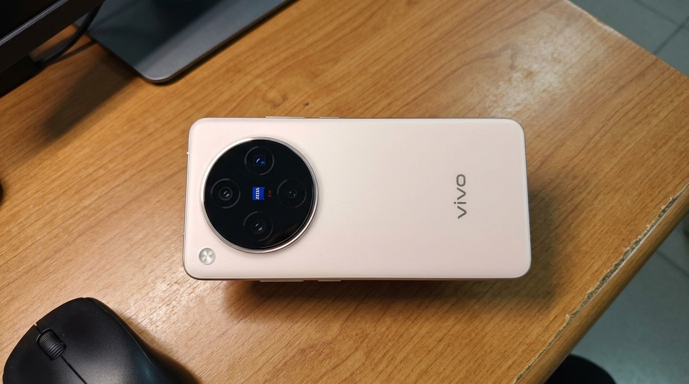 Смартфон Vivo X300 с круглым блоком камер Zeiss