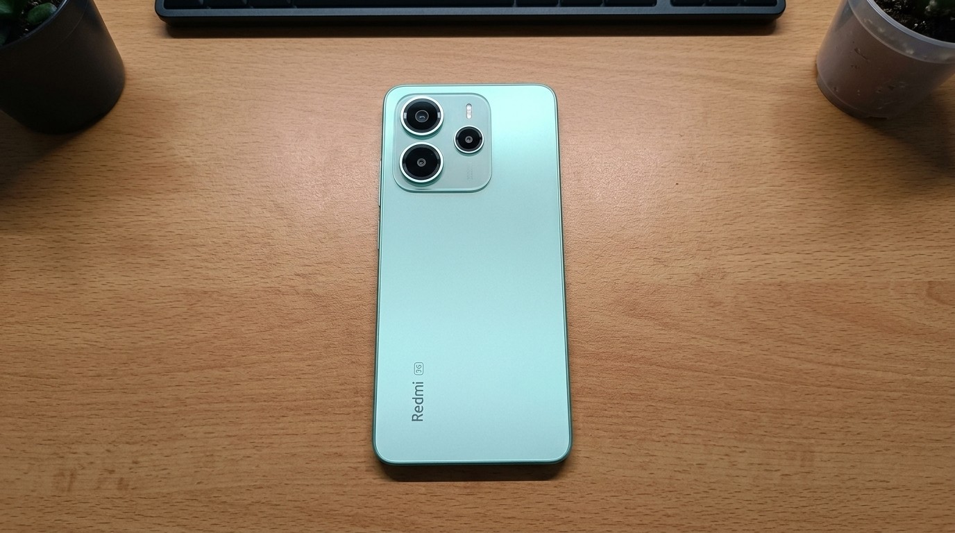 Смартфон Redmi Note 14 5G на столе, вид сзади
