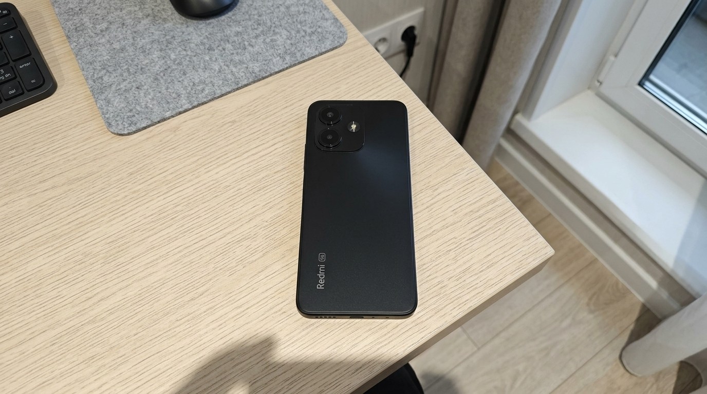 Смартфон Redmi 5G на деревянном столе