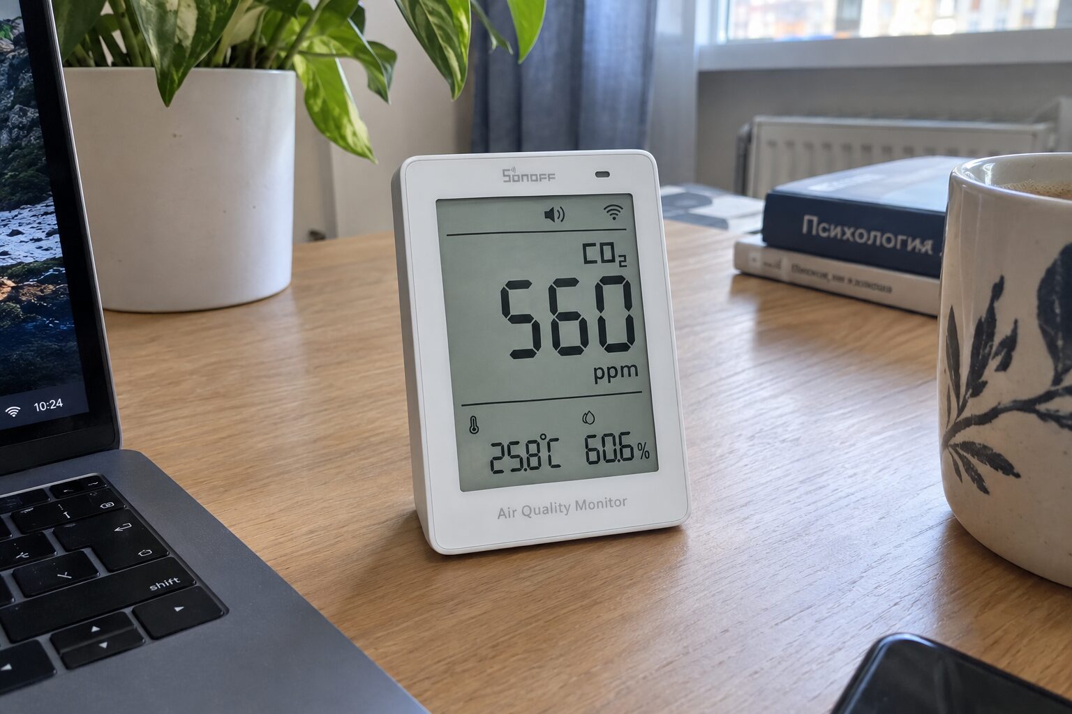Монитор CO2 SONOFF на столе рядом с компьютером. Фото.