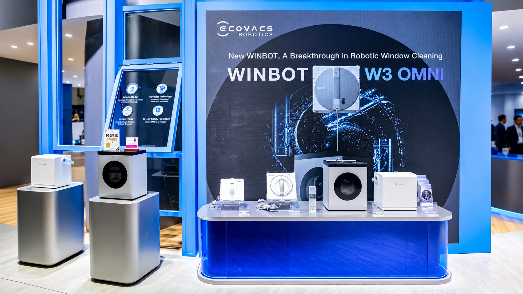 Продукция Ecovacs на выставке. Фото.