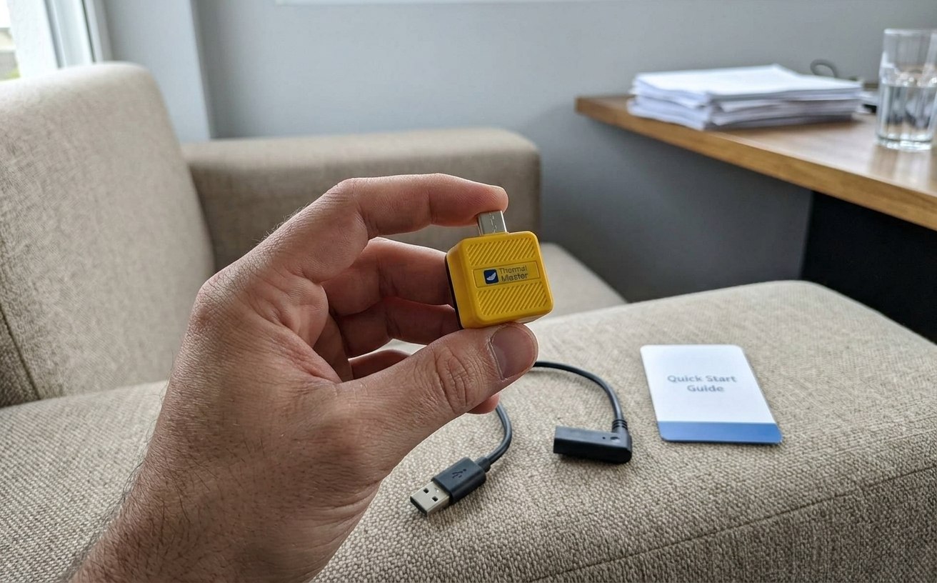 Тепловизионный модуль камеры с USB-C в руке. Фото.