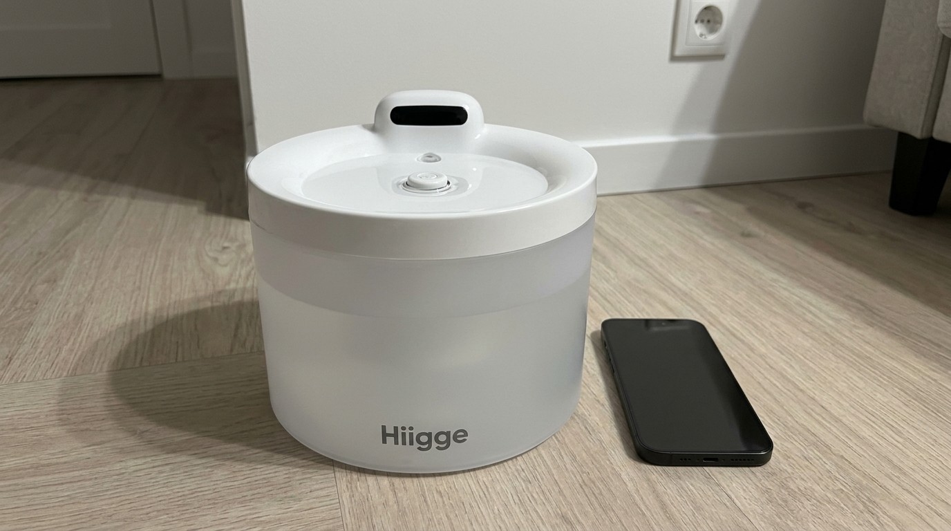 Поилка-фонтан Hiigge рядом со смартфоном для масштаба