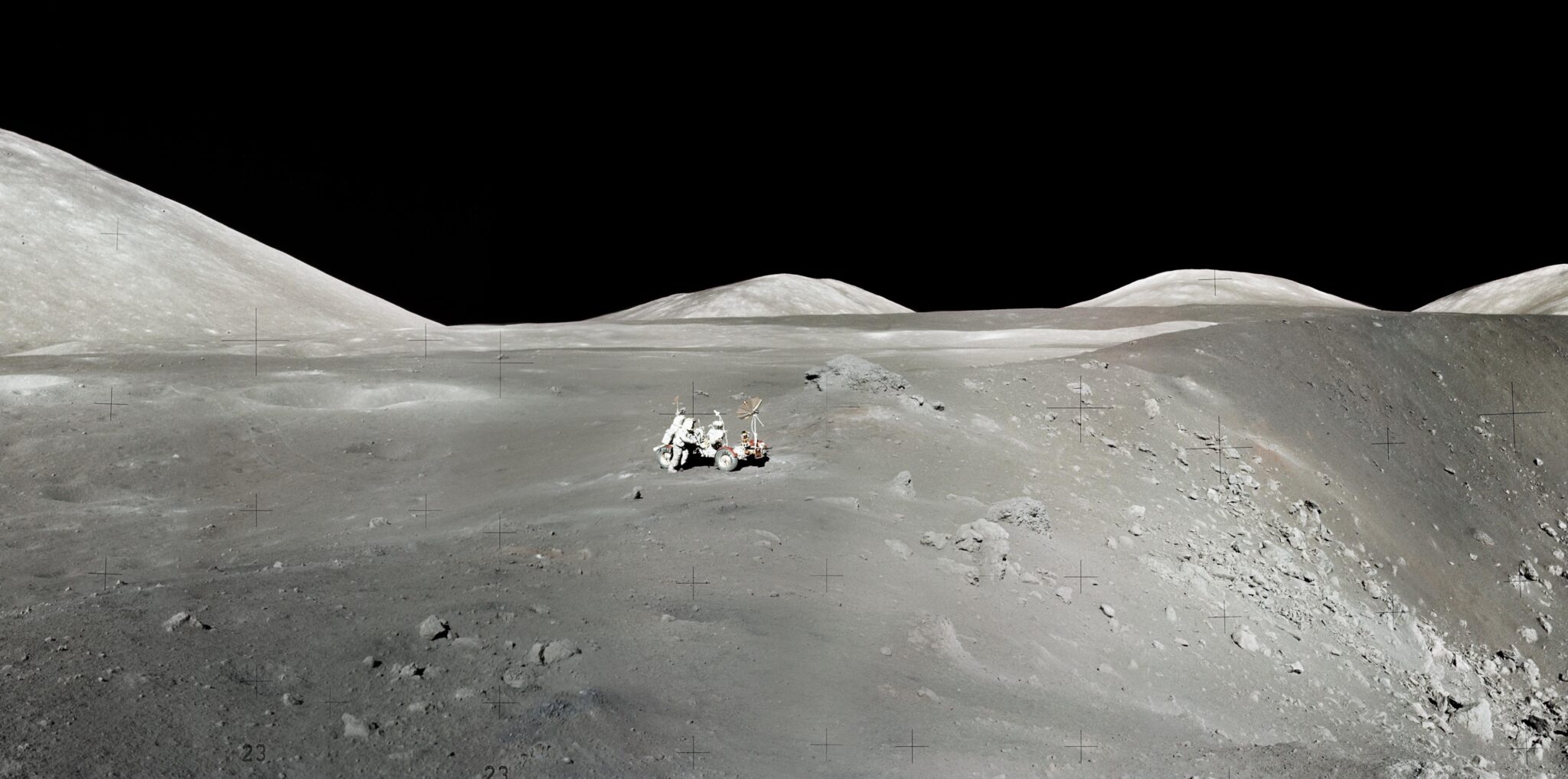 Лунный пейзаж, сфотографированный участниками Apollo 17 в 1972 году. На фоне ярко освещённой поверхности Луны виднеется абсолютно чёрное небо без звёзд. Источник изображения: science.nasa.gov