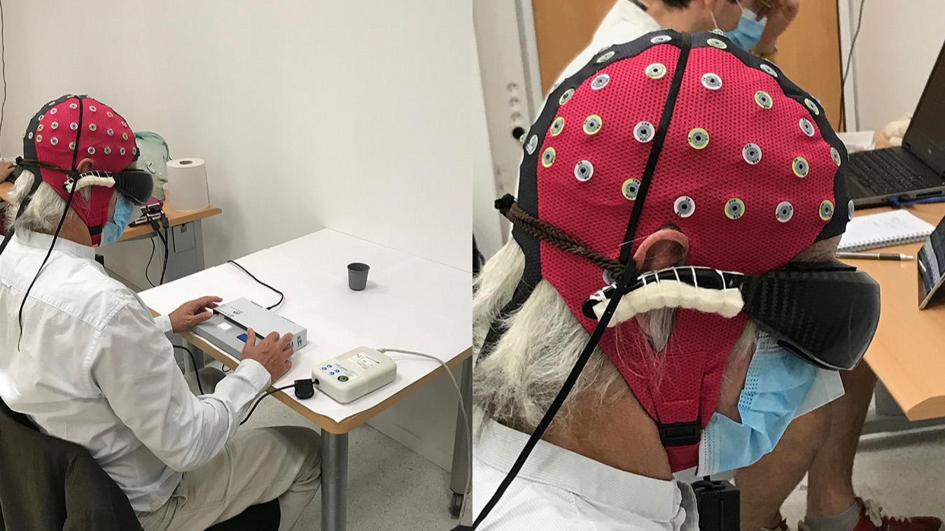 Пациент в специальных очках во время испытания оптогенетической терапии. Технология помогла ему частично восстановить способность различать предметы.