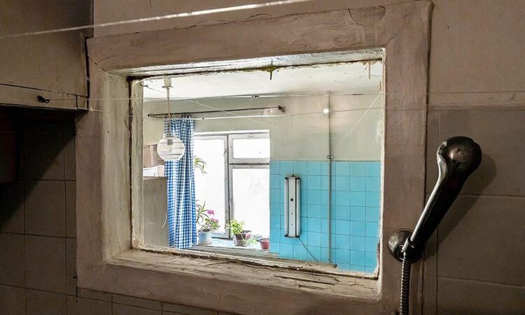 Зачем в старых квартирах делали окно между ванной и кухней? Иногда их было два. Зачем в старых квартирах делали окно между ванной и кухней? Иногда их было два. Фото.