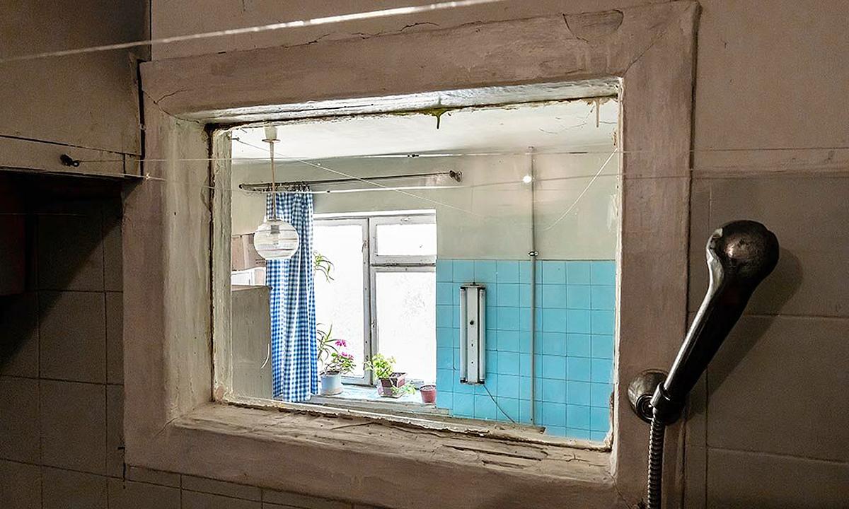 На фотографии хорошо видно, как свет из кухонного окна попадает в ванную через проём в стене. Источник изображения: maximonline.ru