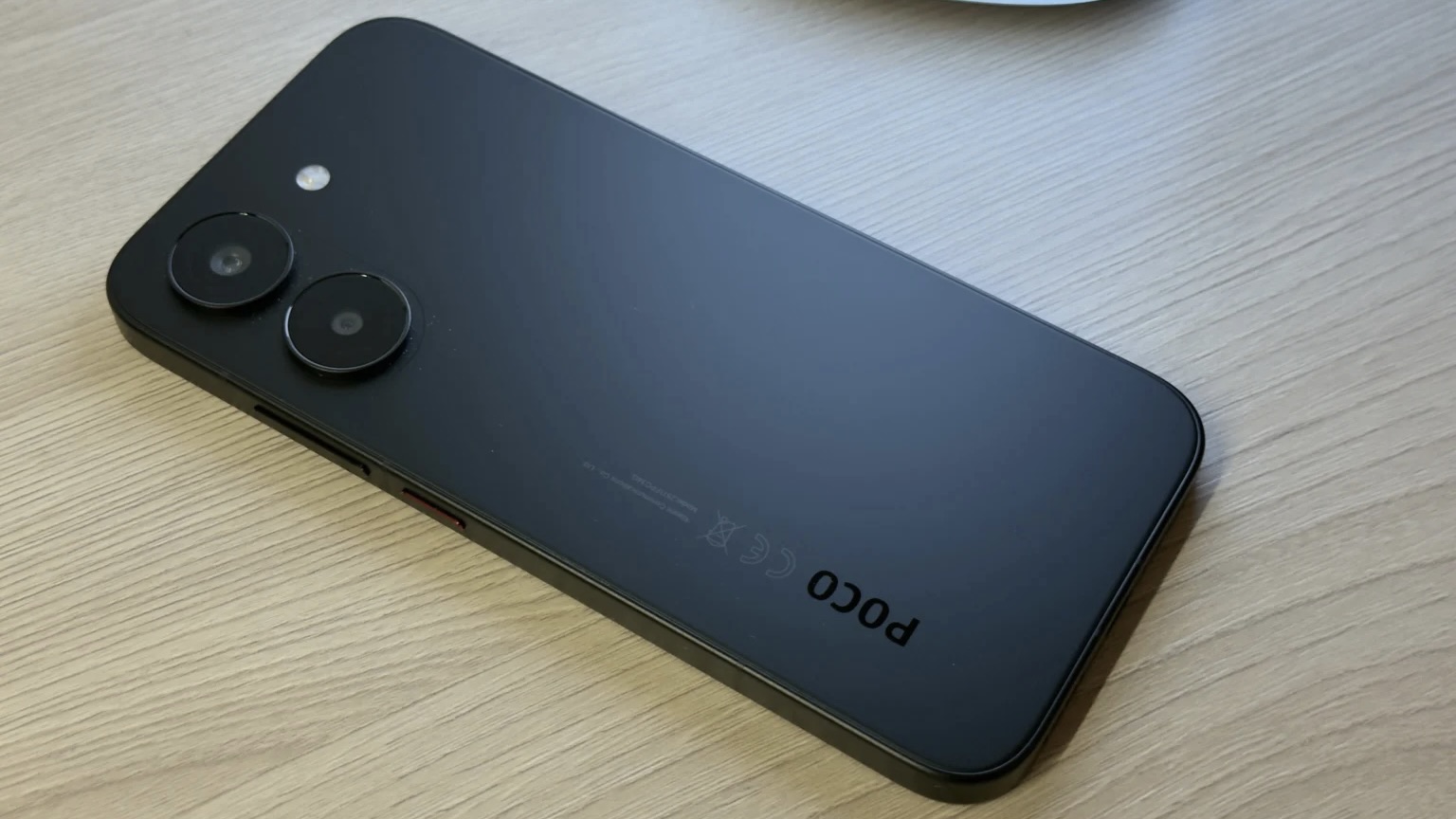 POCO X8 Pro в черном цвете на столе