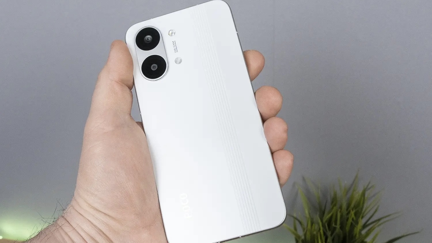 POCO X8 Pro Max в белом цвете в руке