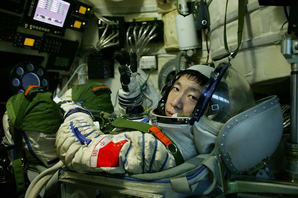 Космонавт Ян Ливэй во время полёта на «Шэньчжоу-5» в 2003 году.