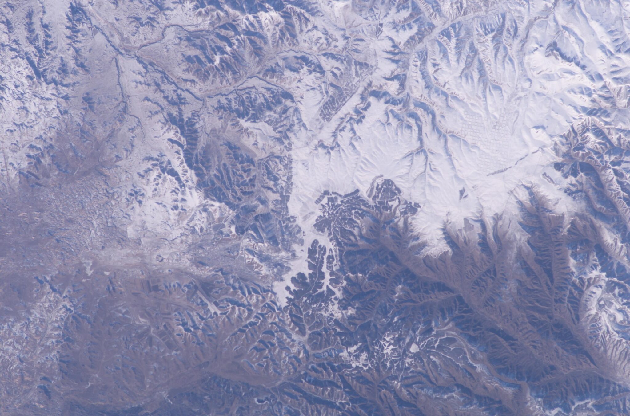 Настоящий снимок NASA, сделанный Лероем Чиао 24 ноября 2004 года. На фотографии присутствуют участки Китайской стены, но найти их среди гор непросто.