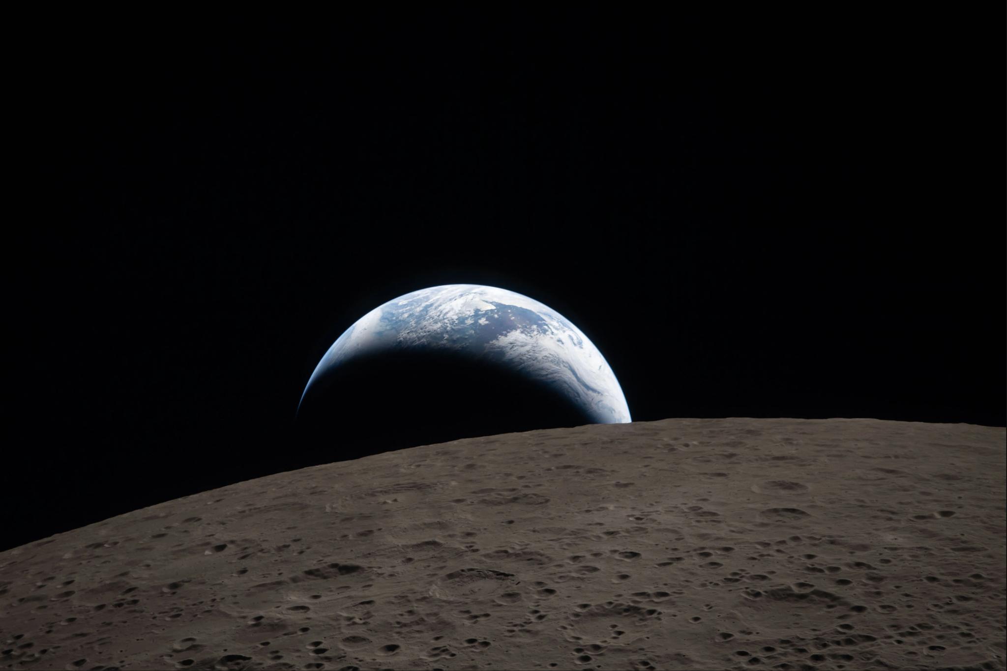 Земля у лунного горизонта, 6 апреля 2026 года. Реальный кадр миссии Artemis II наглядно показывает, насколько маленькой выглядит наша планета с такого расстояния.